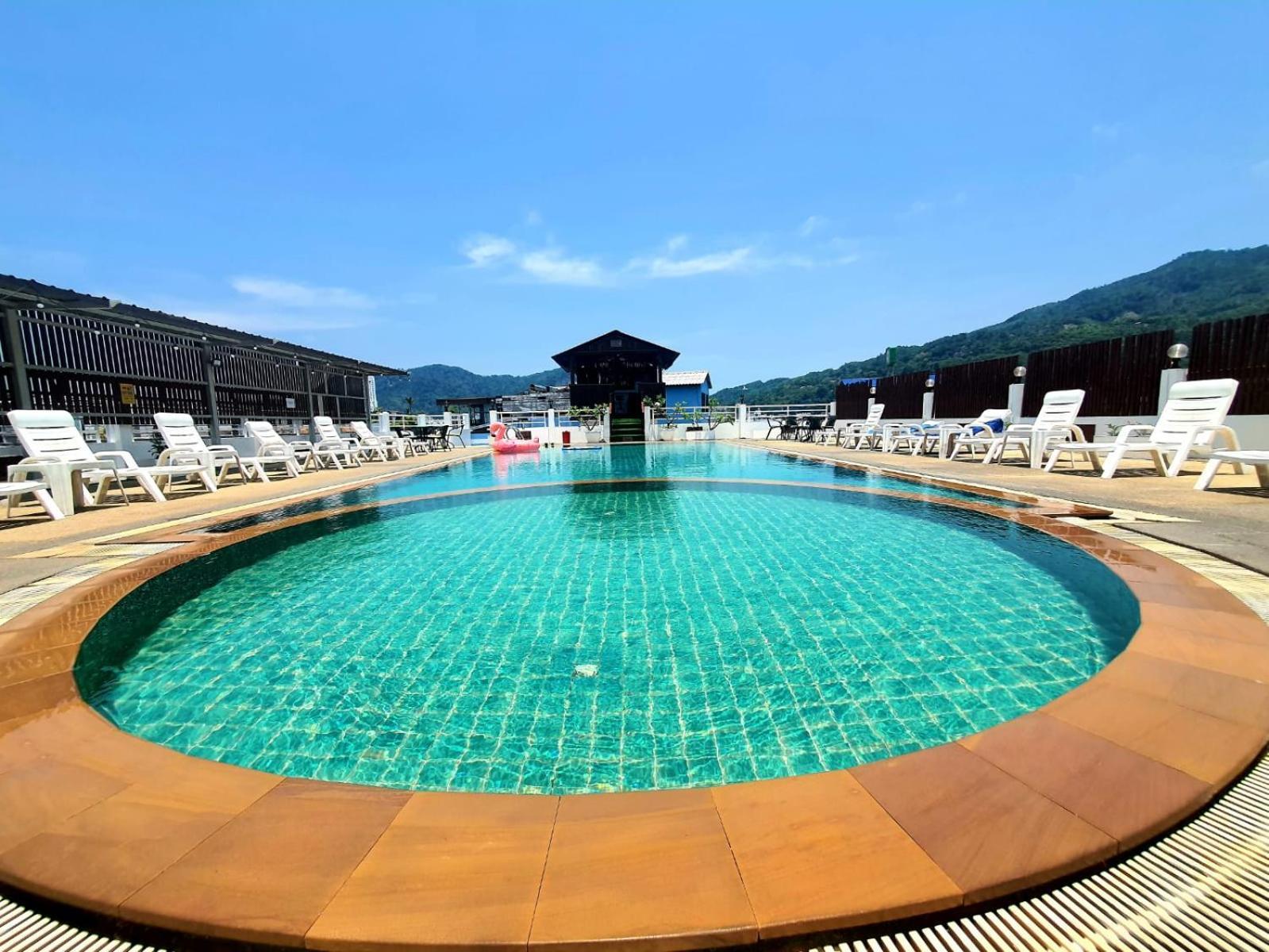 Issara Patong Beach Extérieur photo
