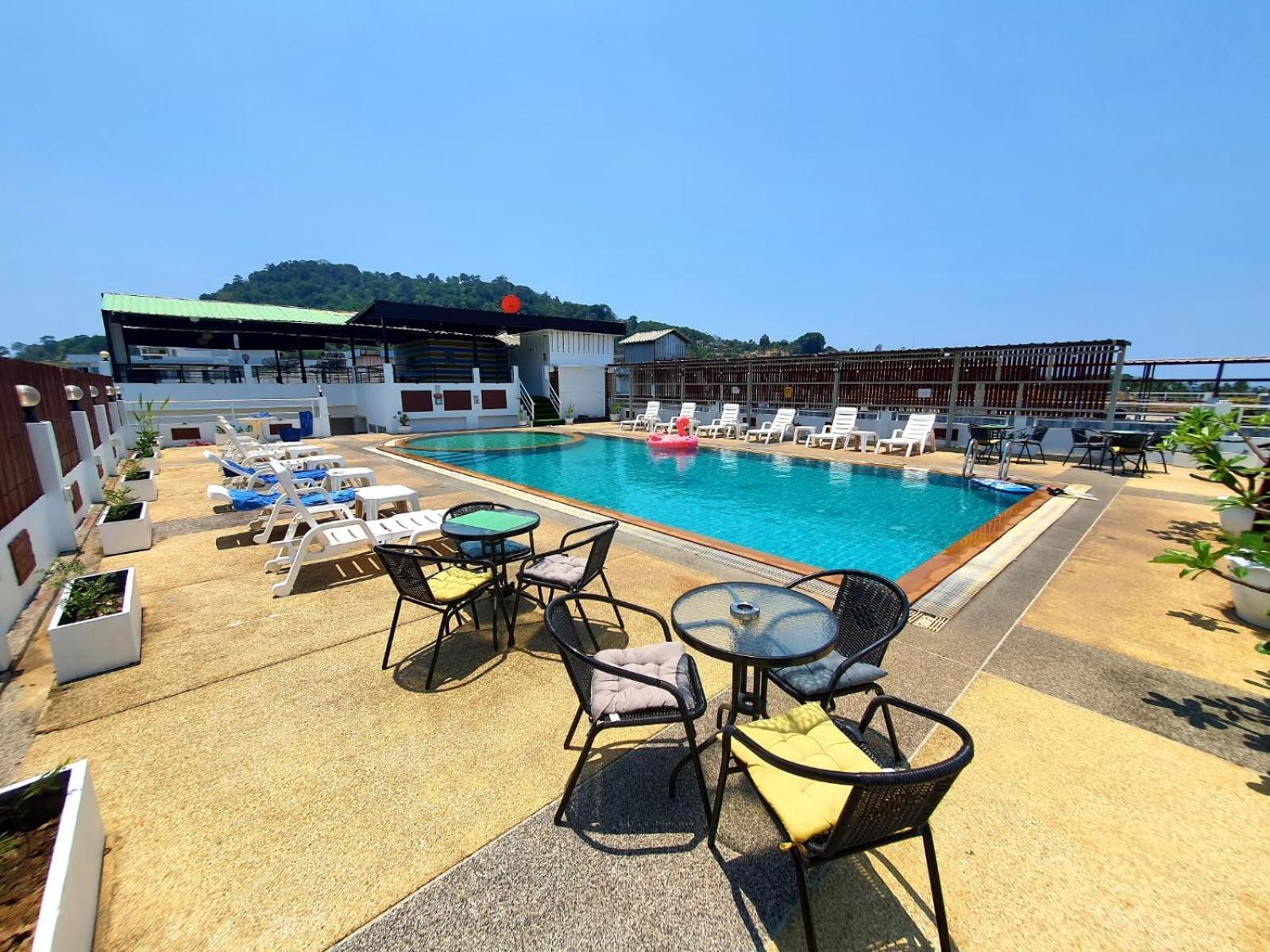Issara Patong Beach Extérieur photo