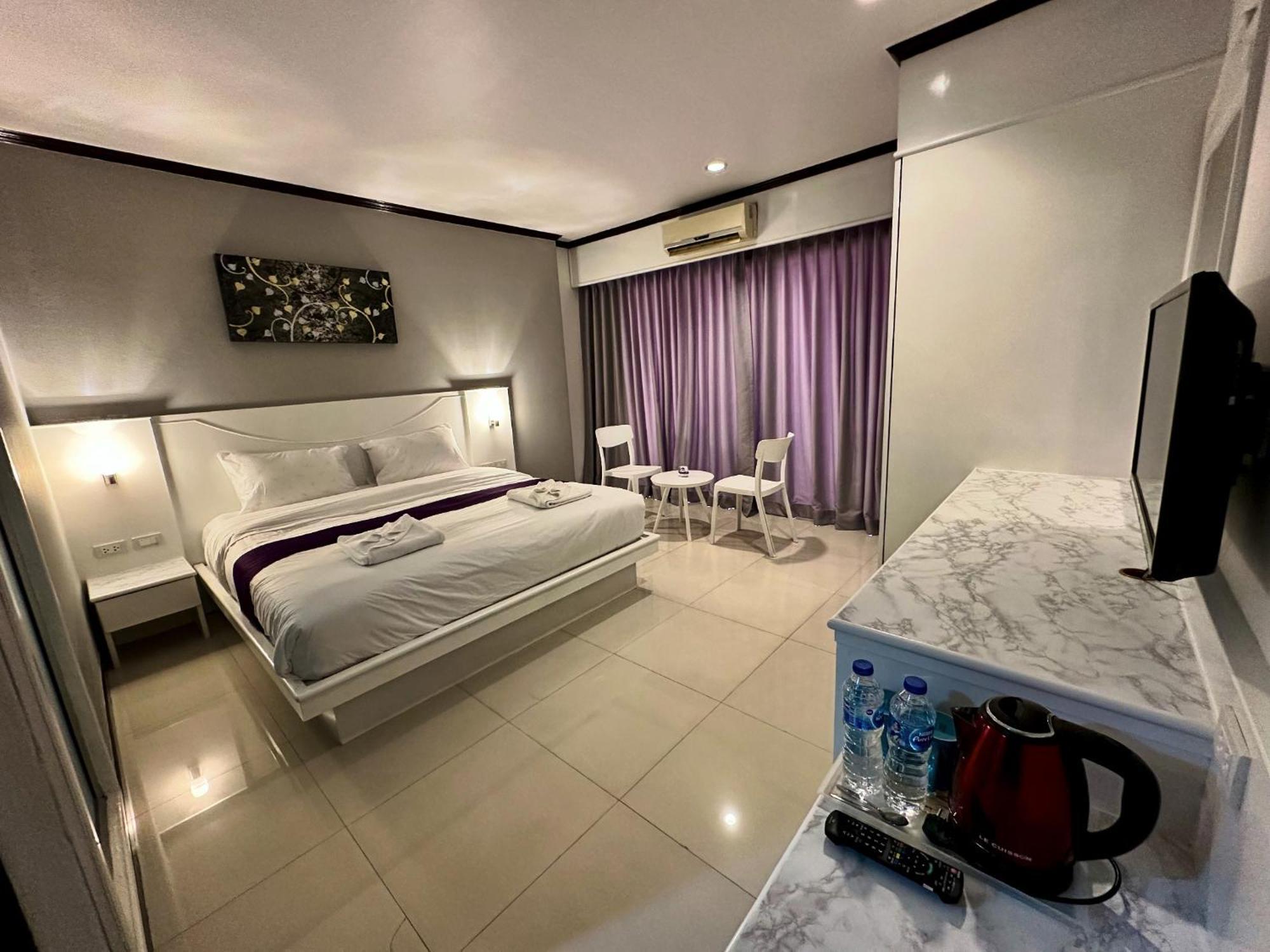 Issara Patong Beach Extérieur photo
